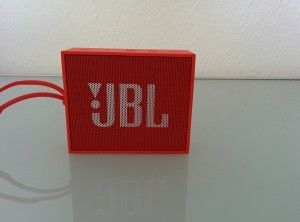 JBL Go in der Frontansicht.: Nicht im Lieferumfang: die  Halteschnur an der linken Seite.