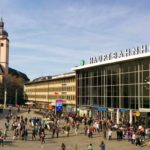 Ein Panoramabild zum Bahnhofsvorplatz von Köln Hauptbahnhof.
