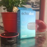 Ein Foto von der Verpackung von Amazons Echo Dot und dem Echo Dot selbst.