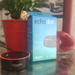 Ein Foto von der Verpackung von Amazons Echo Dot und dem Echo Dot selbst.