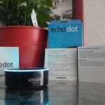 Ein Foto von der Verpackung von Amazons Echo Dot und dem Echo Dot selbst.