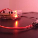 Ein Raspberry Pi Minicomputer mit einem Funkmodul, um Funksteckdosen zu steuern.