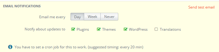 In den Einstellungen von InfiniteWP lässt sich festlegen, in welchem Turnus über Updates in WordPress per E-Mail informiert werden soll. Außerdem kann eingestellt werden, auf welche Updates geprüft werden soll, also WordPress, Plugins, Themes und Translations.
